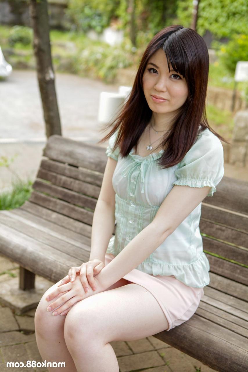 20P Pretty Asian babe lets a stranger play with her hairy pussy during a rideshare