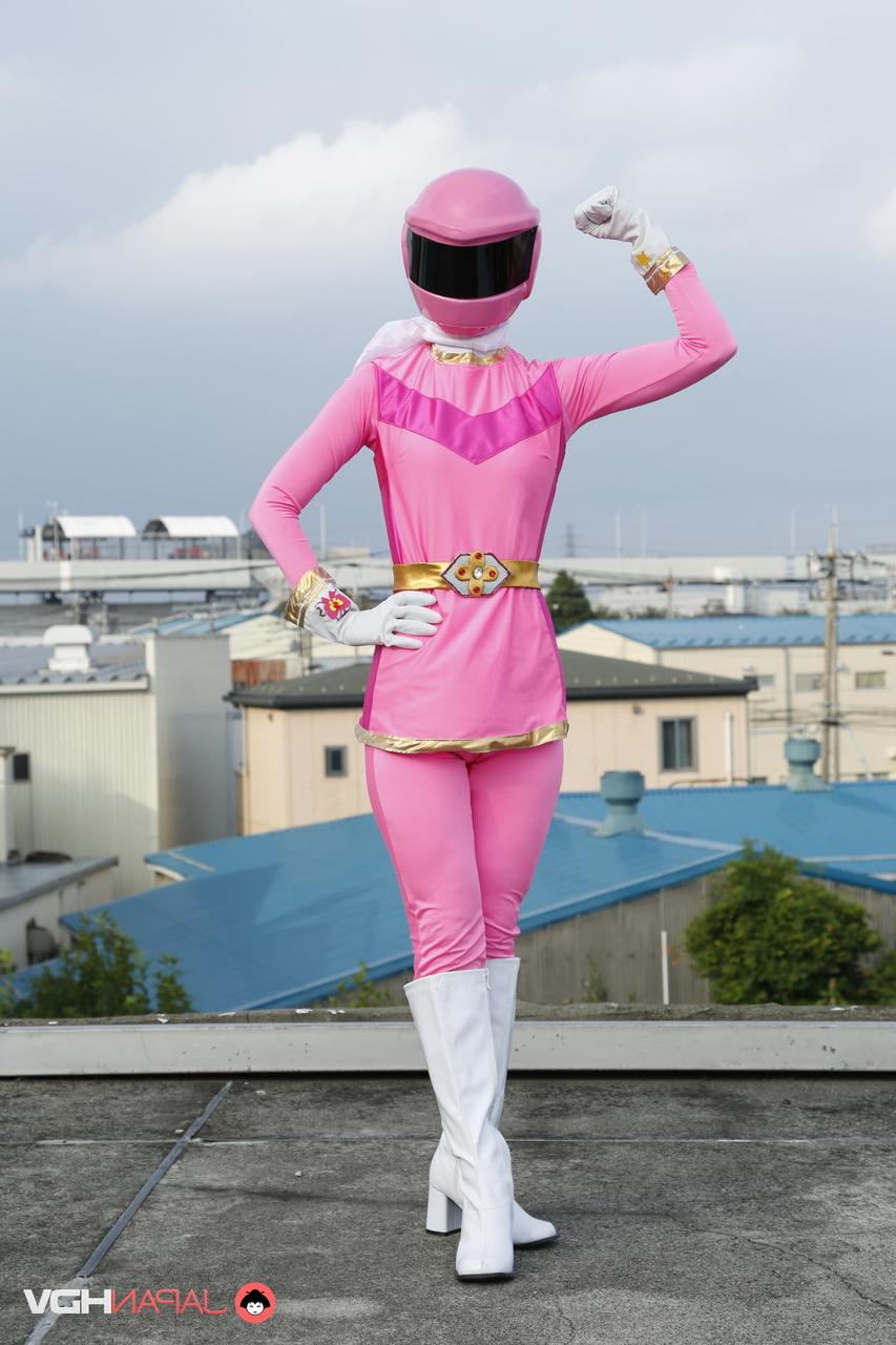 15P ソロモデルの戦隊ブレイブが屋上で未来的な衣装を着てポーズをとる