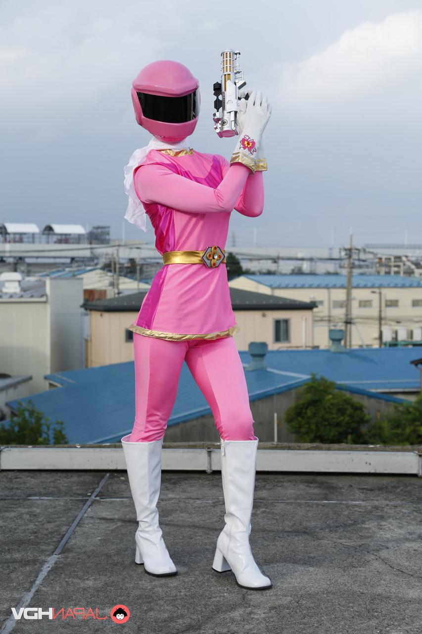 15P ソロモデルの戦隊ブレイブが屋上で未来的な衣装を着てポーズをとる