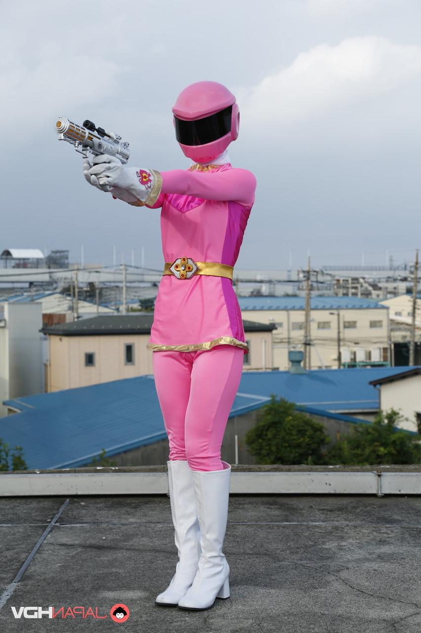15P ソロモデルの戦隊ブレイブが屋上で未来的な衣装を着てポーズをとる