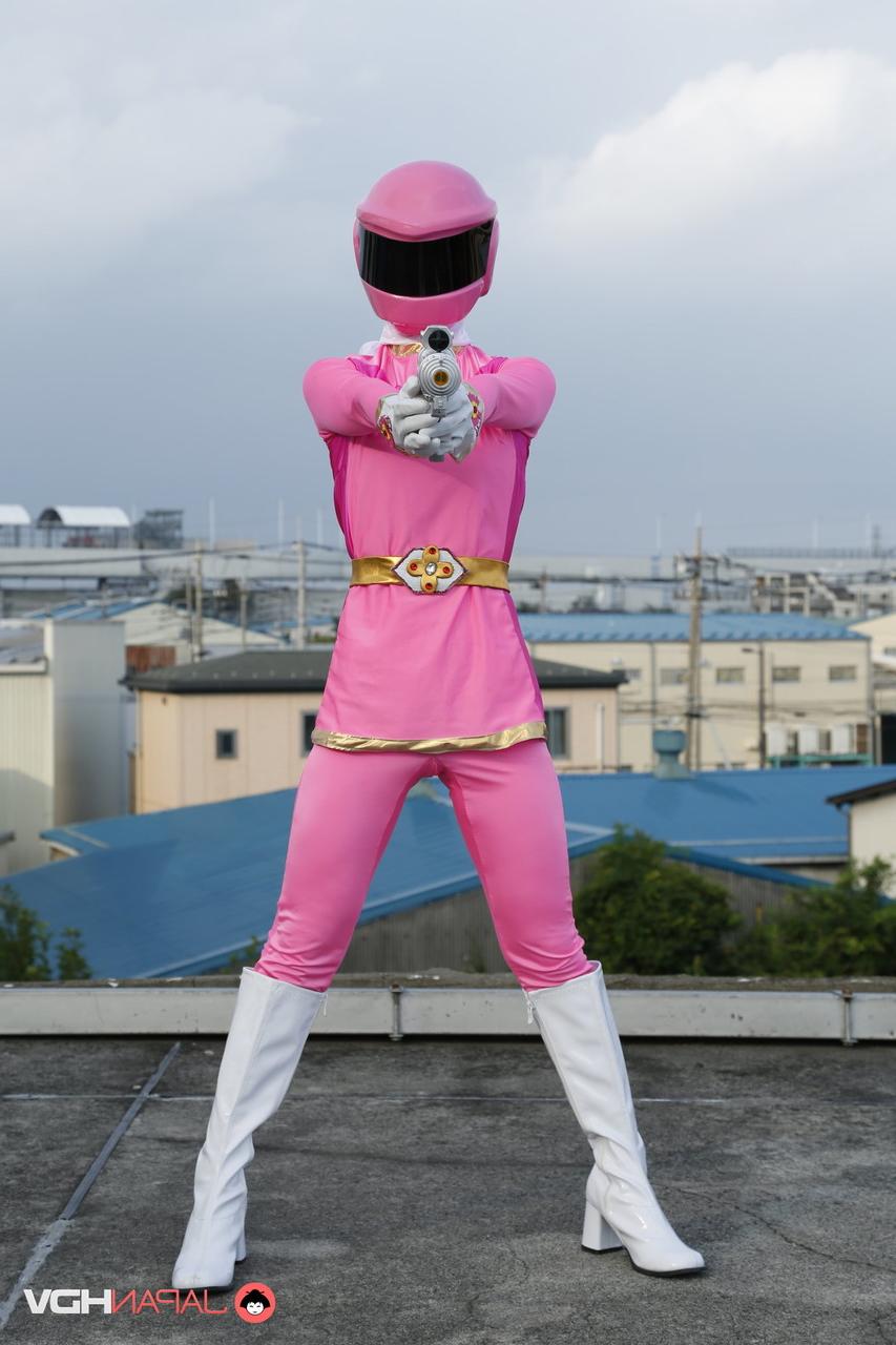 15P ソロモデルの戦隊ブレイブが屋上で未来的な衣装を着てポーズをとる