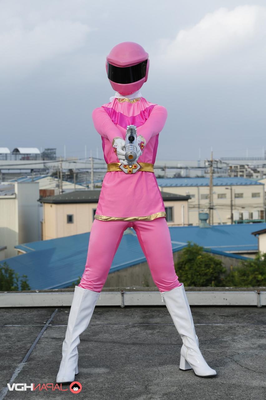 15P ソロモデルの戦隊ブレイブが屋上で未来的な衣装を着てポーズをとる