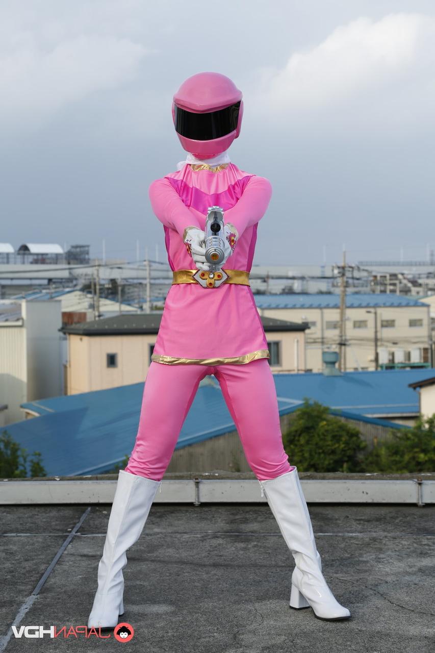 15P ソロモデルの戦隊ブレイブが屋上で未来的な衣装を着てポーズをとる