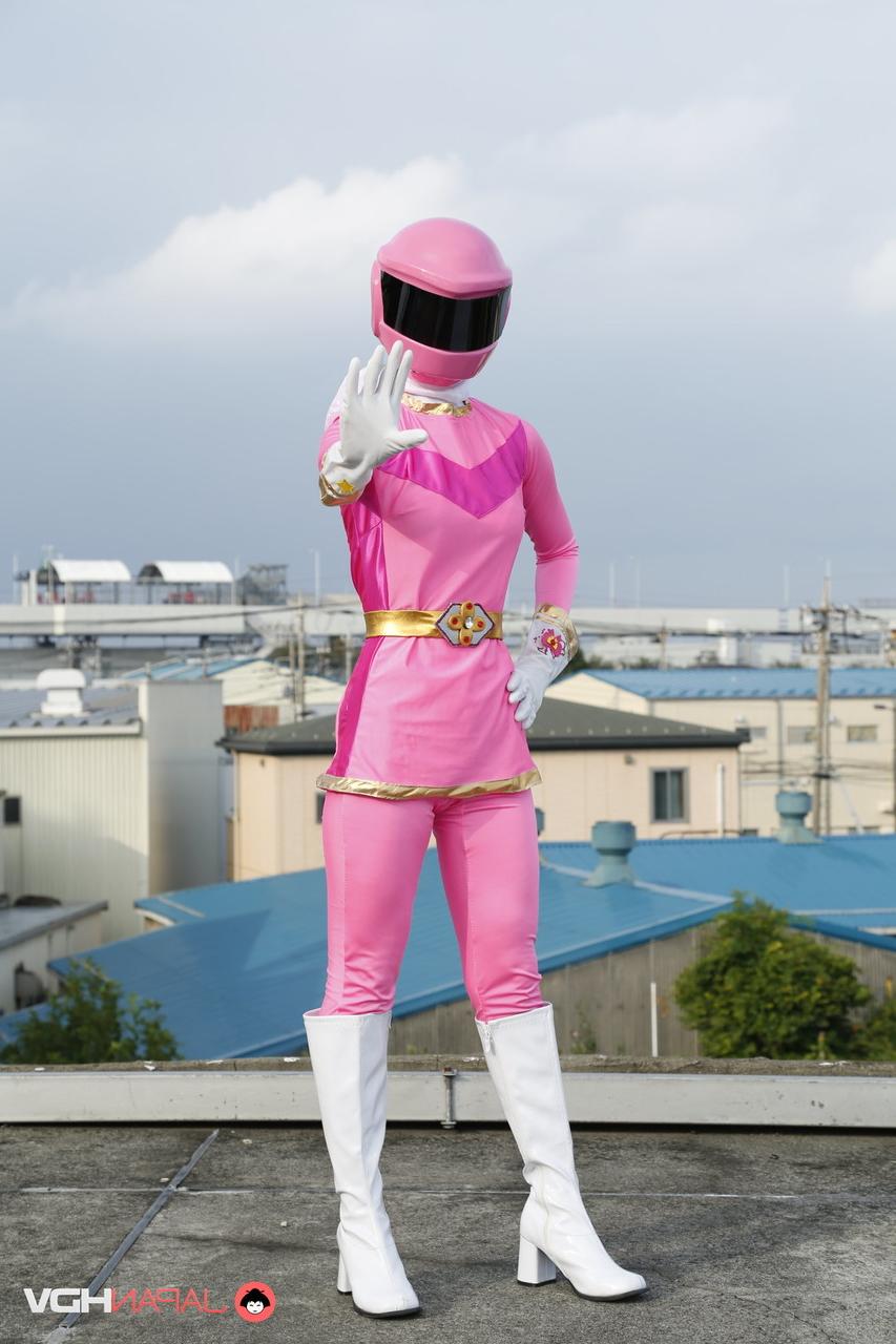 15P ソロモデルの戦隊ブレイブが屋上で未来的な衣装を着てポーズをとる