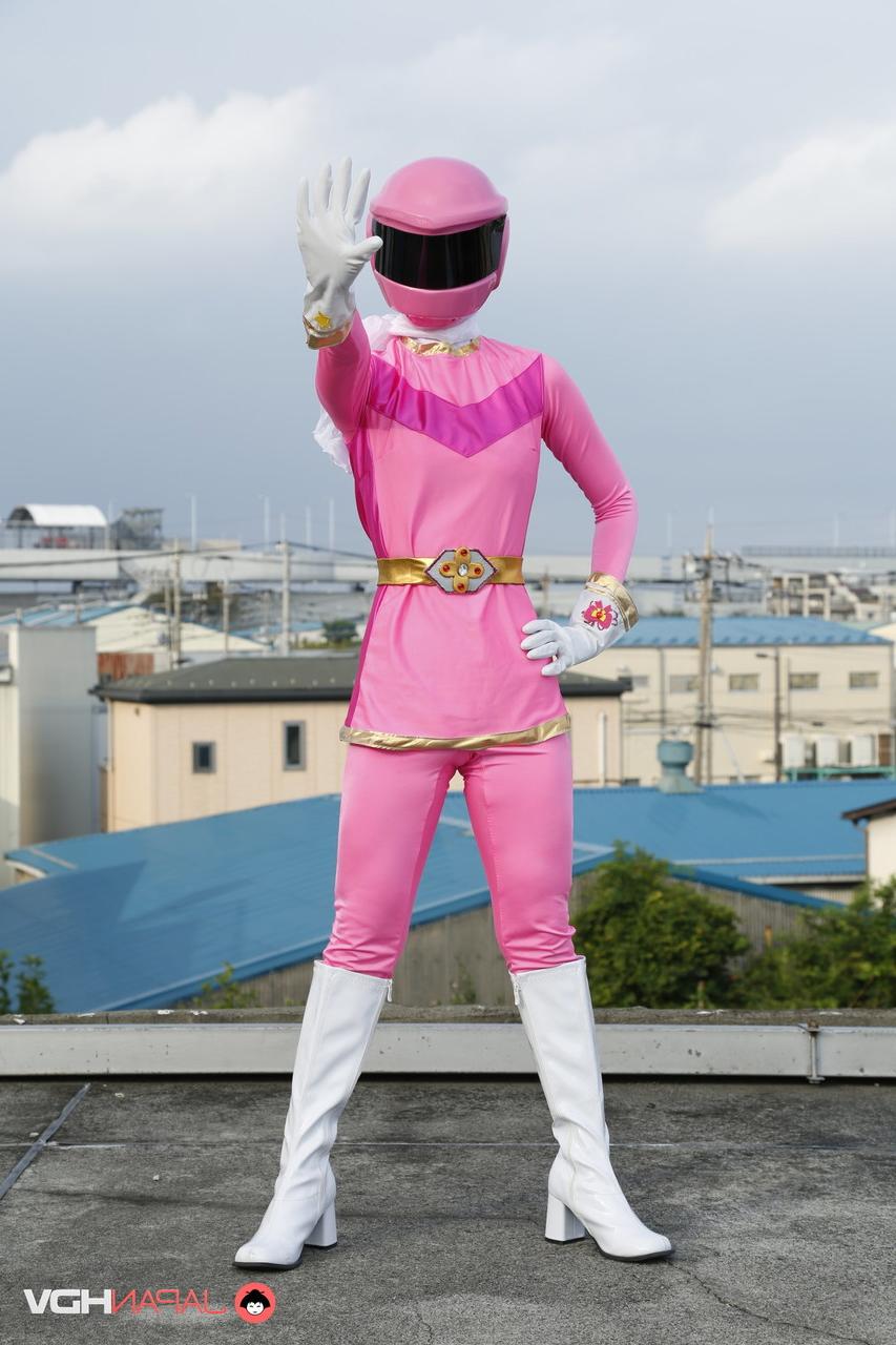 15P ソロモデルの戦隊ブレイブが屋上で未来的な衣装を着てポーズをとる