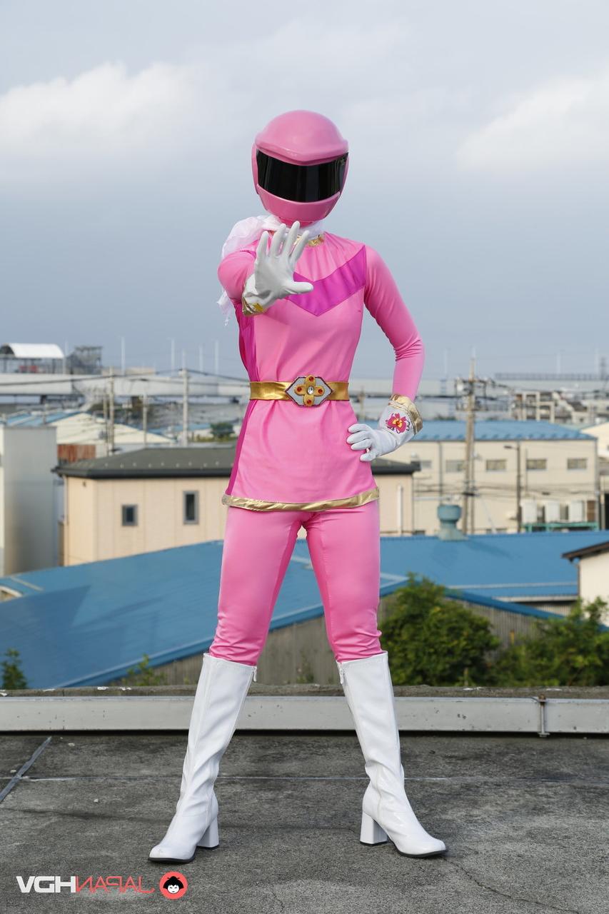 15P ソロモデルの戦隊ブレイブが屋上で未来的な衣装を着てポーズをとる