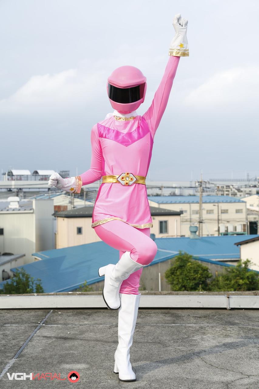 15P ソロモデルの戦隊ブレイブが屋上で未来的な衣装を着てポーズをとる