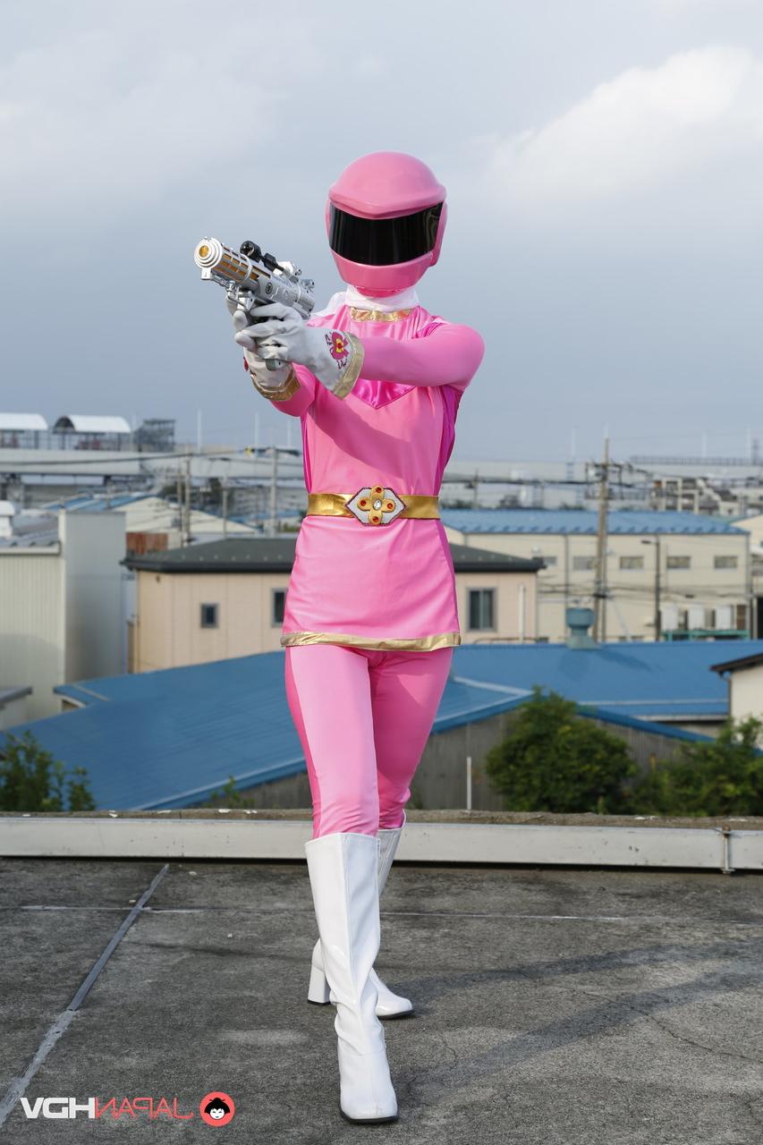 15P ソロモデルの戦隊ブレイブが屋上で未来的な衣装を着てポーズをとる
