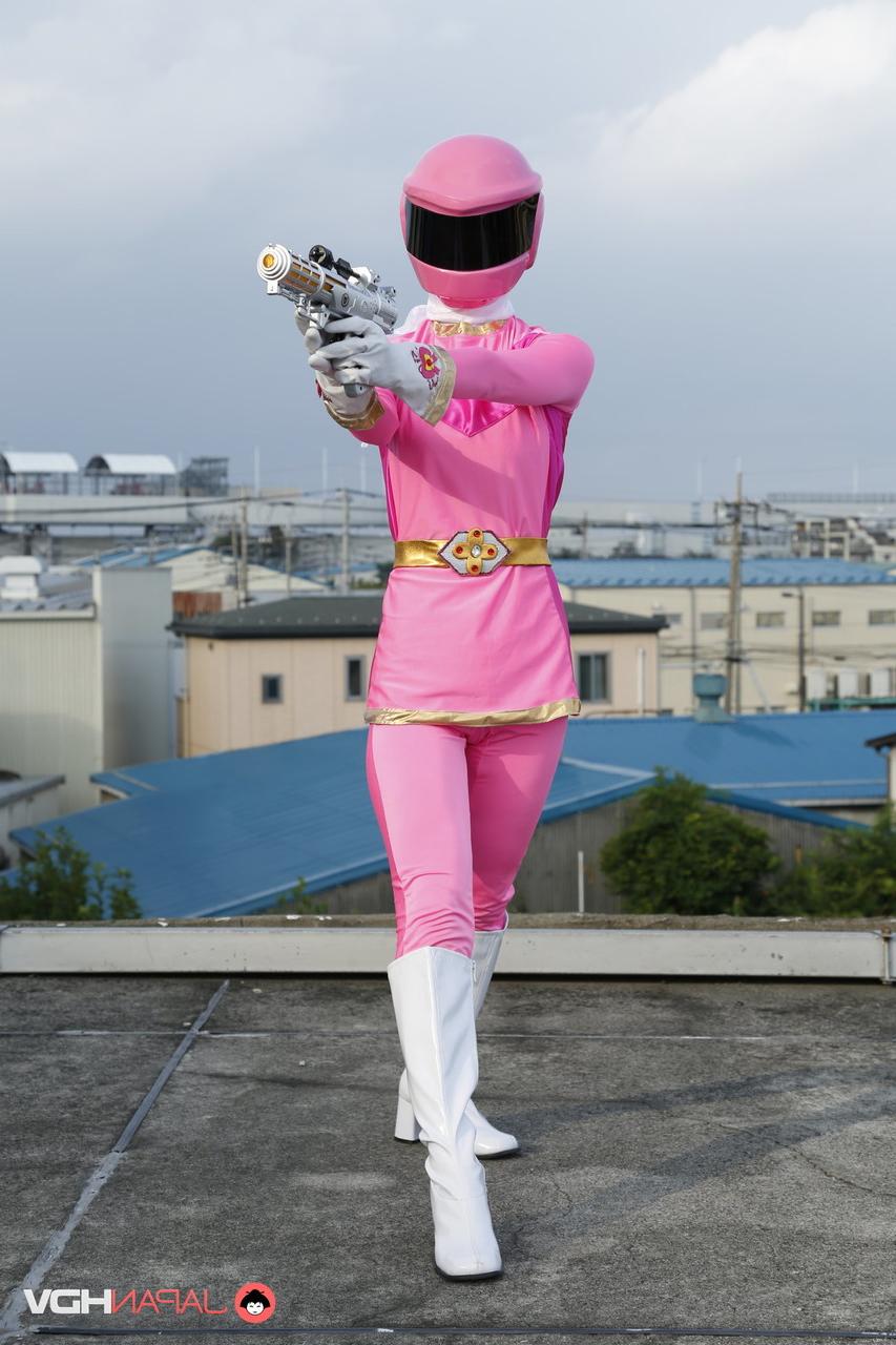15P ソロモデルの戦隊ブレイブが屋上で未来的な衣装を着てポーズをとる