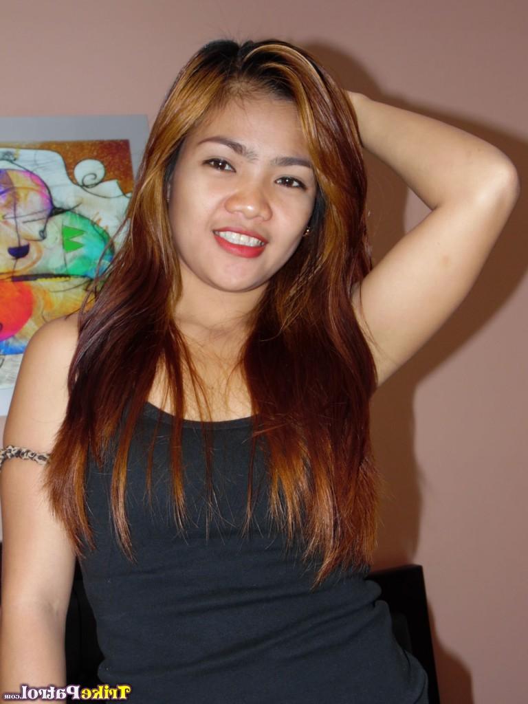 17P La pelirroja filipina da placer a la polla de un turista sexual blanco en una cama