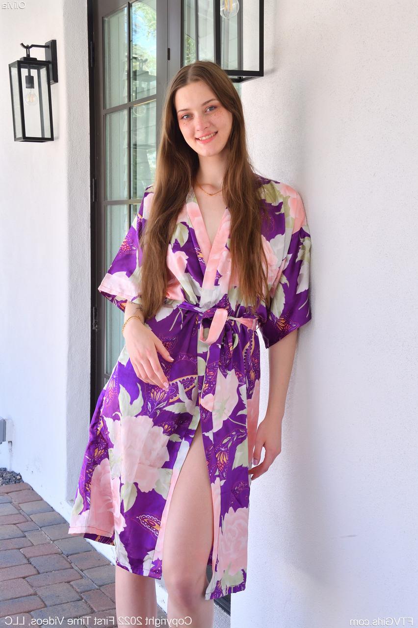 20P A morena glamorosa Olivia brinca com sua buceta raspada com um vibrador na piscina