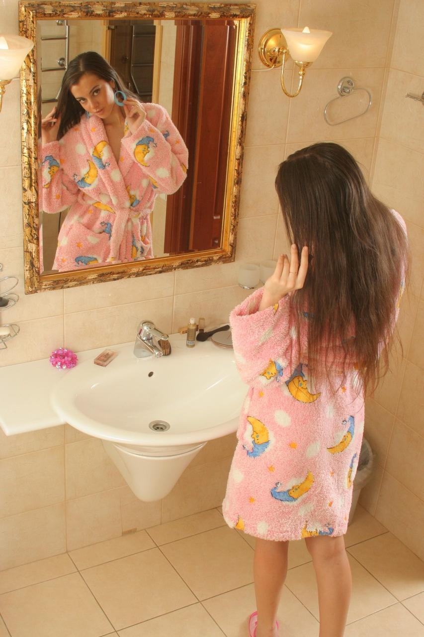 20P La amateur Kate se desnuda y se burla de su gran culo mientras se maquilla