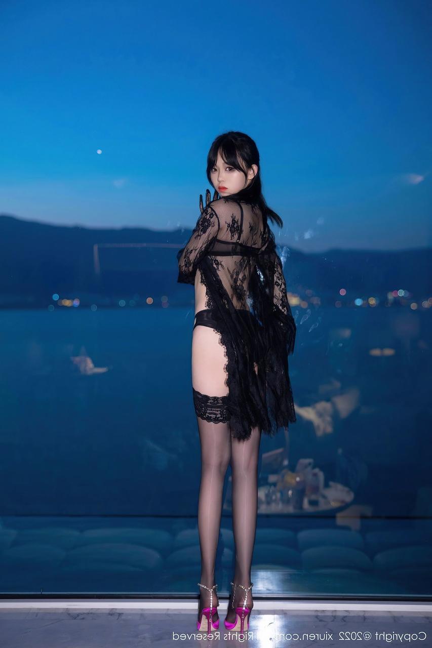 10P Sexy asiatische Ehefrau posiert in ihren schwarzen Dessous und High Heels in der Villa