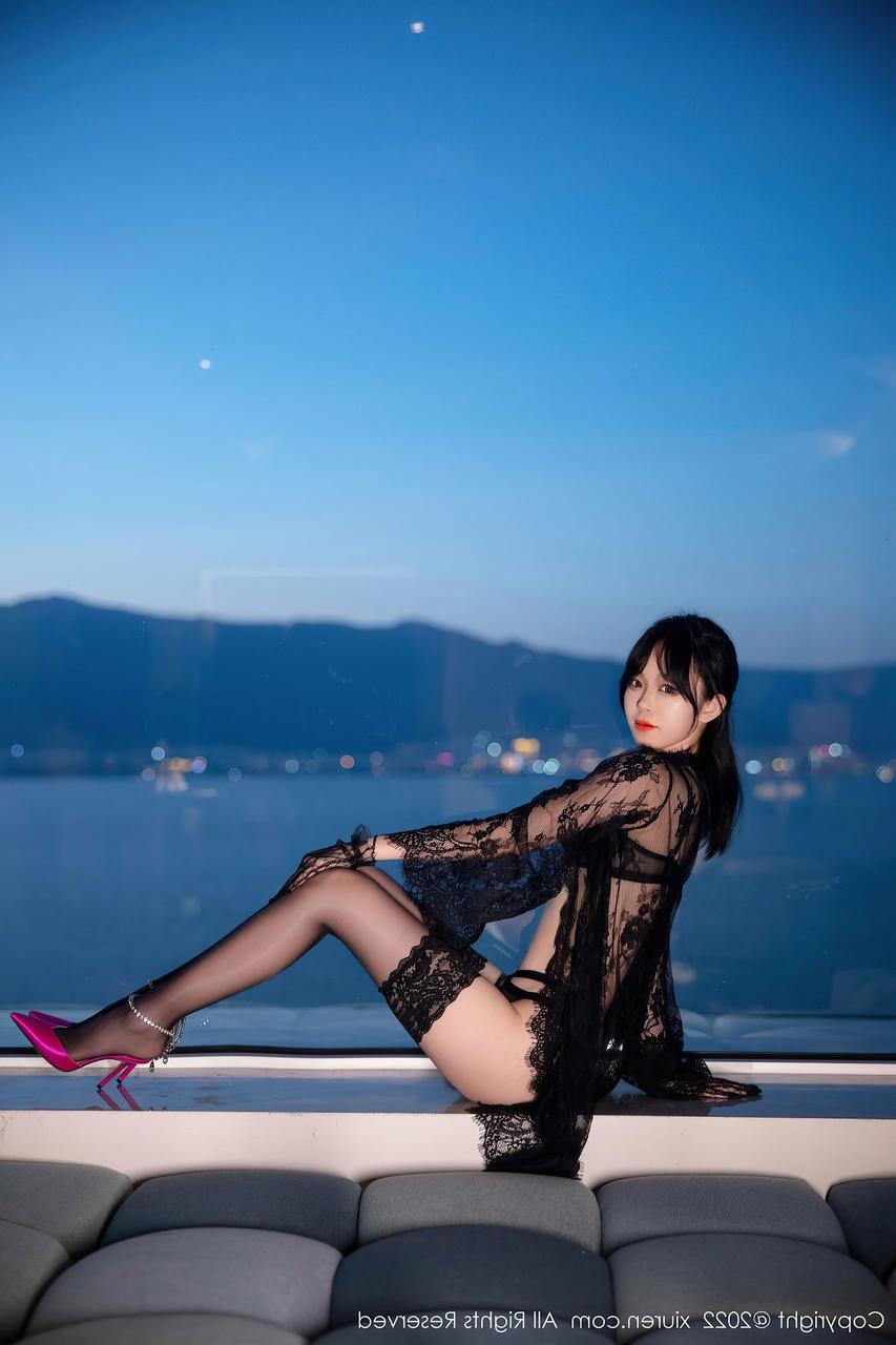 10P Sexy asiatische Ehefrau posiert in ihren schwarzen Dessous und High Heels in der Villa