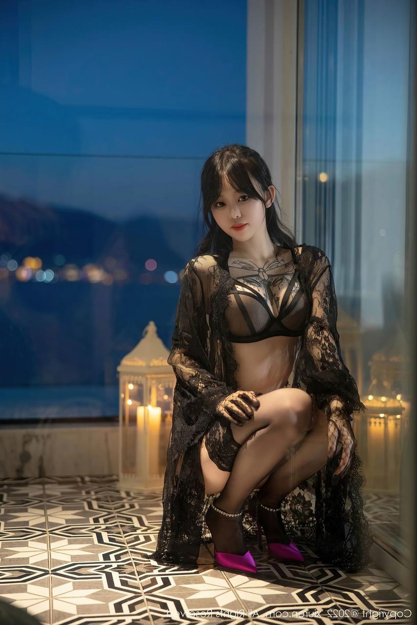 10P Sexy asiatische Ehefrau posiert in ihren schwarzen Dessous und High Heels in der Villa