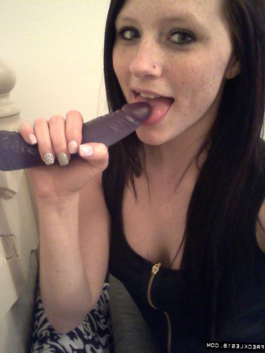 12P Auto tiro de sardas amadoras adolescentes gostosas brincando com peitos grandes com vibrador