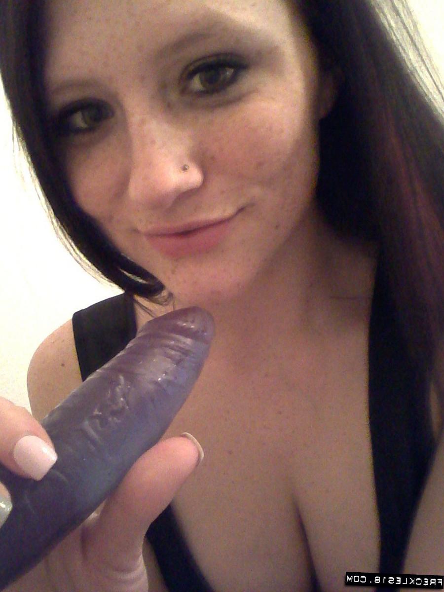 12P Auto tiro de sardas amadoras adolescentes gostosas brincando com peitos grandes com vibrador