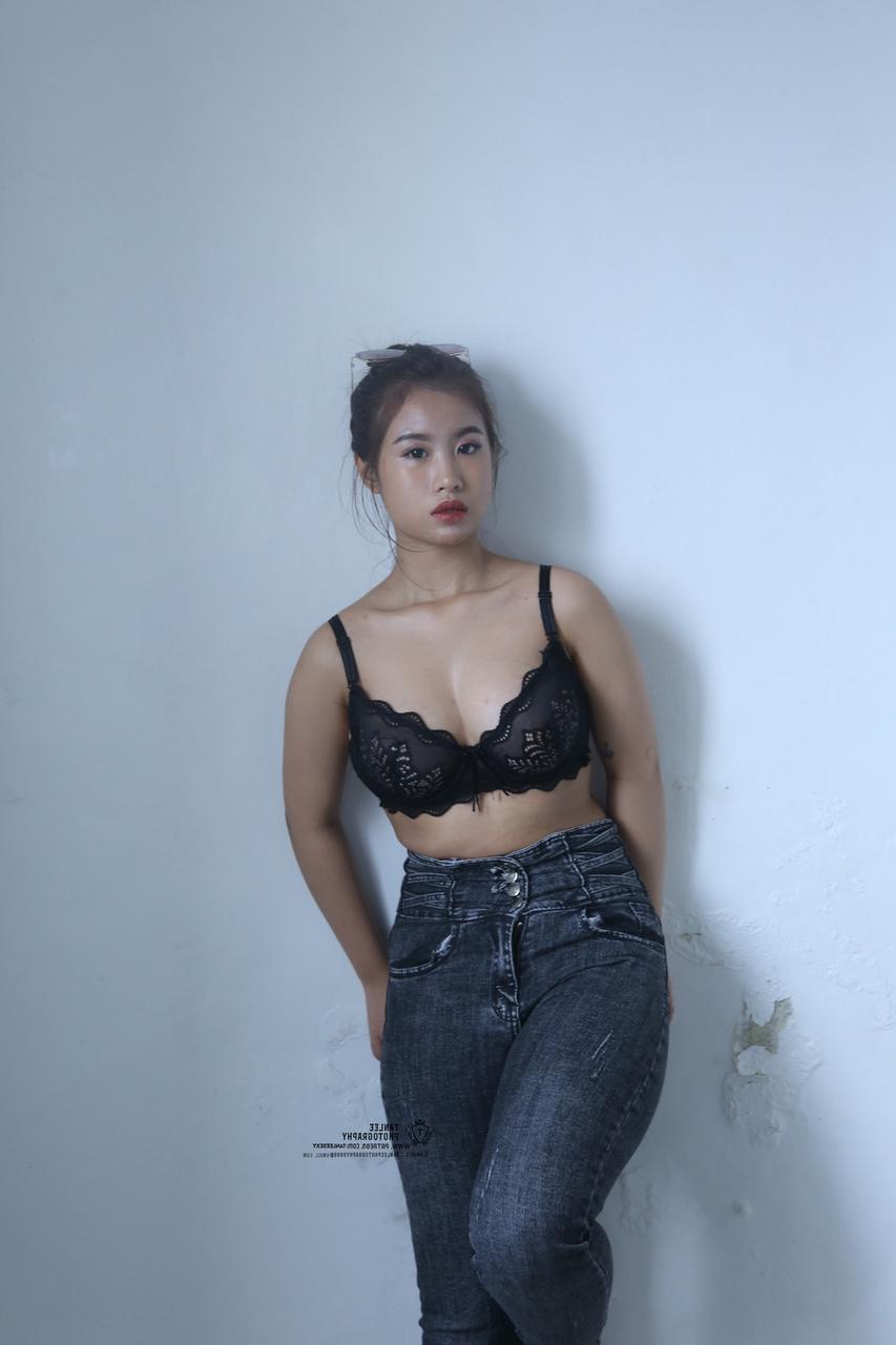 20P A mel asiática Madison Brite posa nua e brinca com suas curvas incríveis