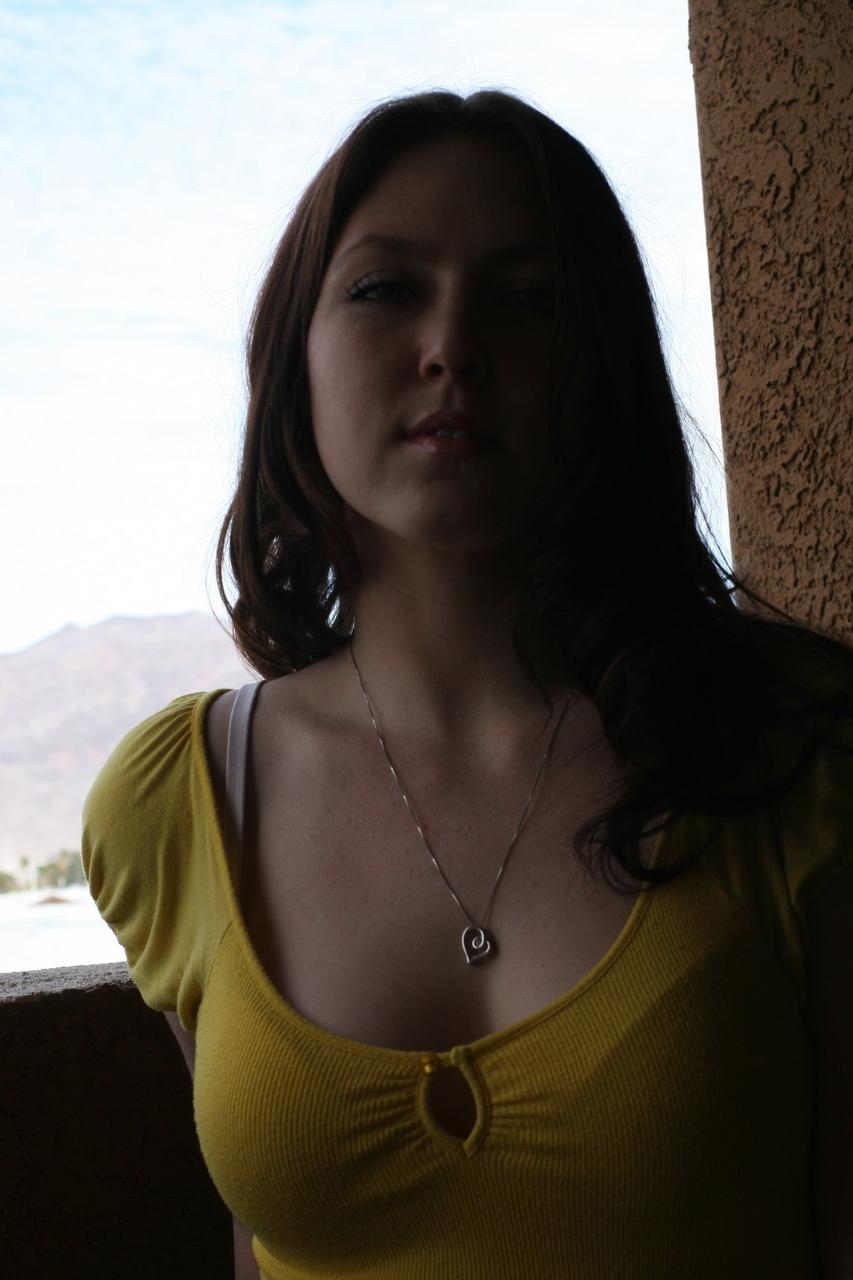 20P La jeune brune Megan Loxx enlève ses leggings et montre son gros butin.