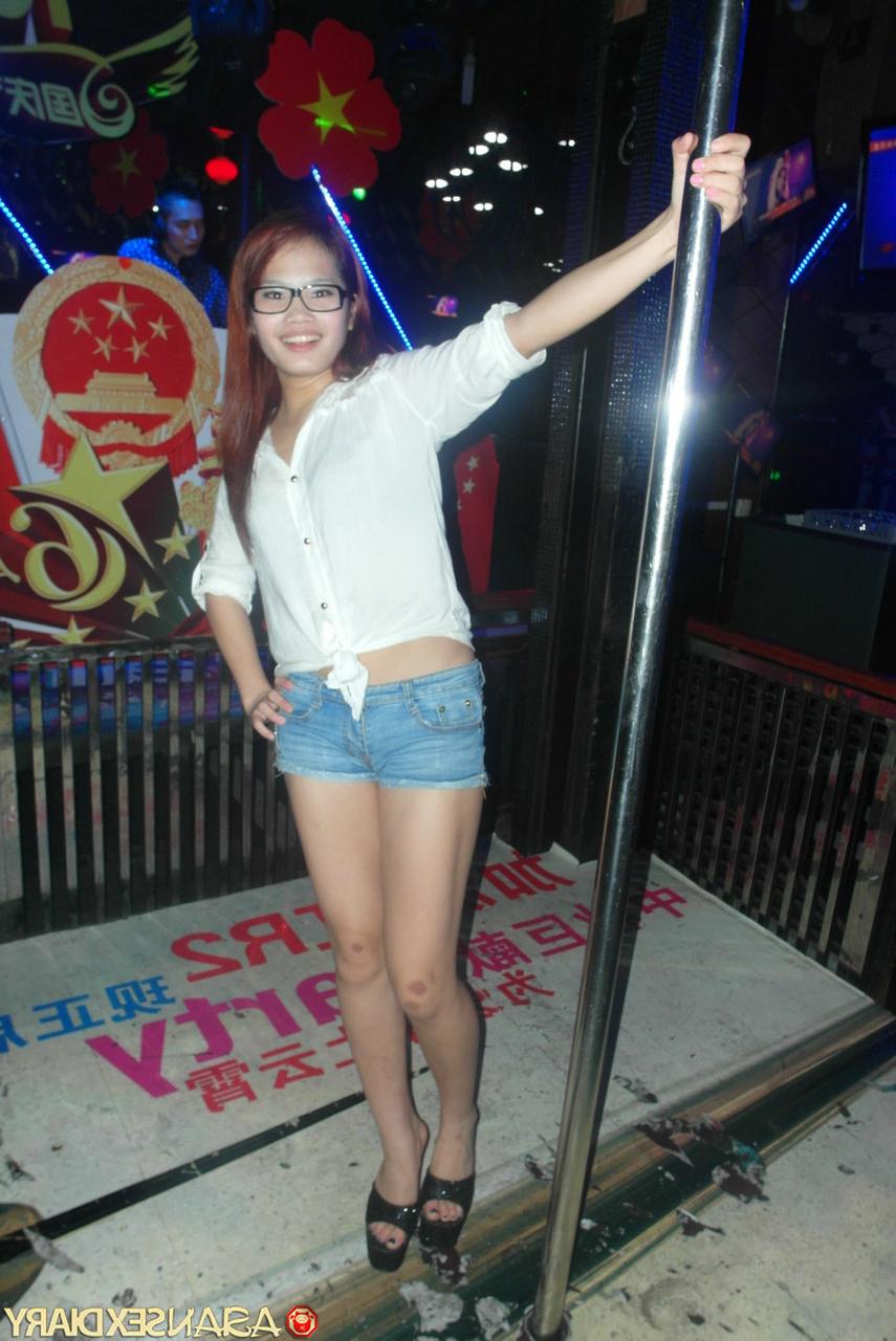 20P Nerdy Asian girlfriend Zhibo posing dressed up and naked in her compilation