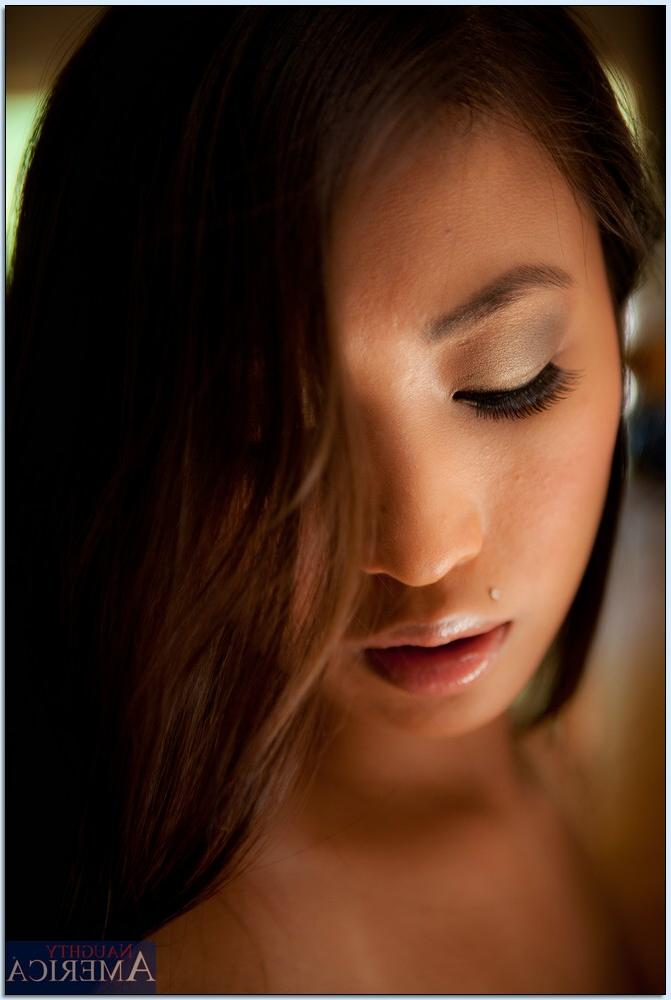 12P Impressionante Asian babe Sharon Lee acaricia suas tetas e dá cabeça