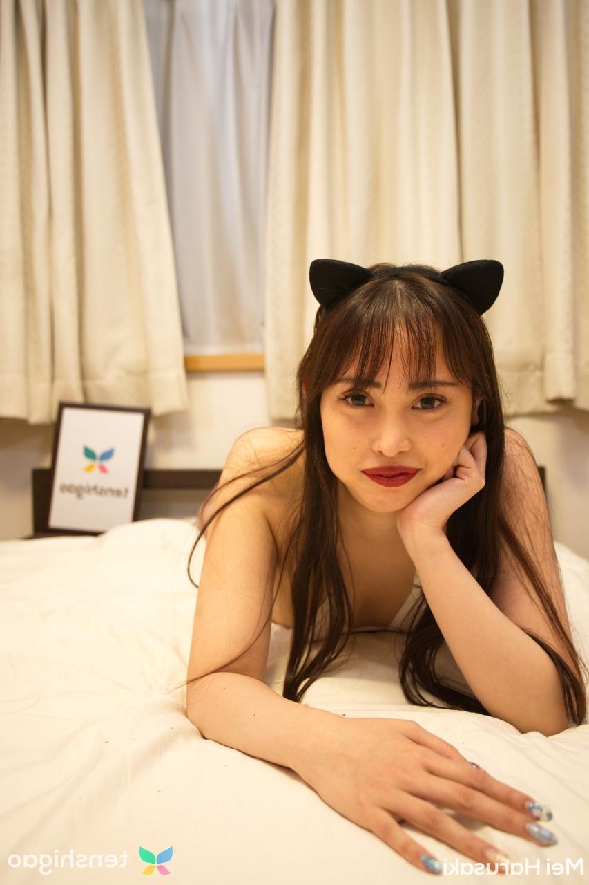15P La linda joven japonesa Mei Harusaki luce un bikini durante una acción sin desnudos