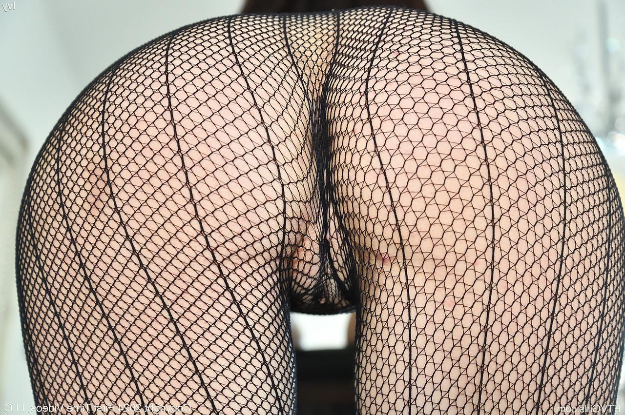 15P A morena sexy Ivy tira a meia-calça antes de se masturbar com brinquedos