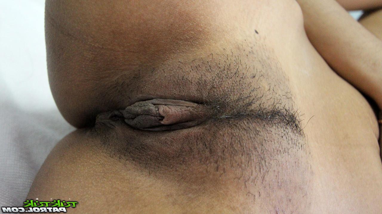 12P La pequeña adolescente tailandesa Ann2 se centra en su chocho mientras se acuesta desnuda en una cama