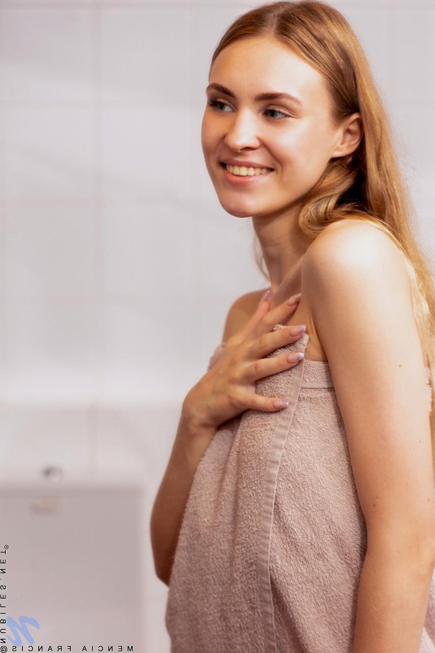 20P A adolescente magra Mencia Francis exibe seus peitos pequenos enquanto toma banho sozinha