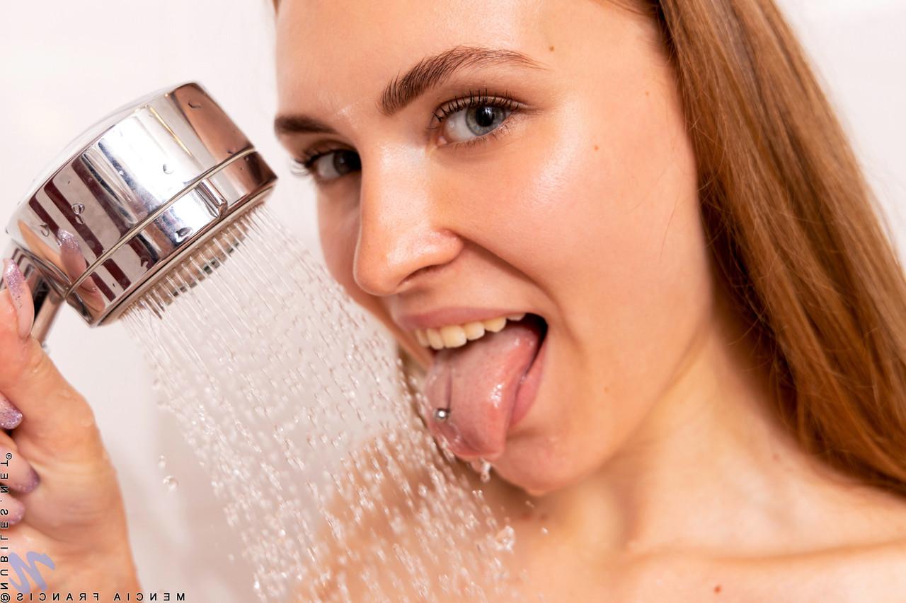 20P A adolescente magra Mencia Francis exibe seus peitos pequenos enquanto toma banho sozinha