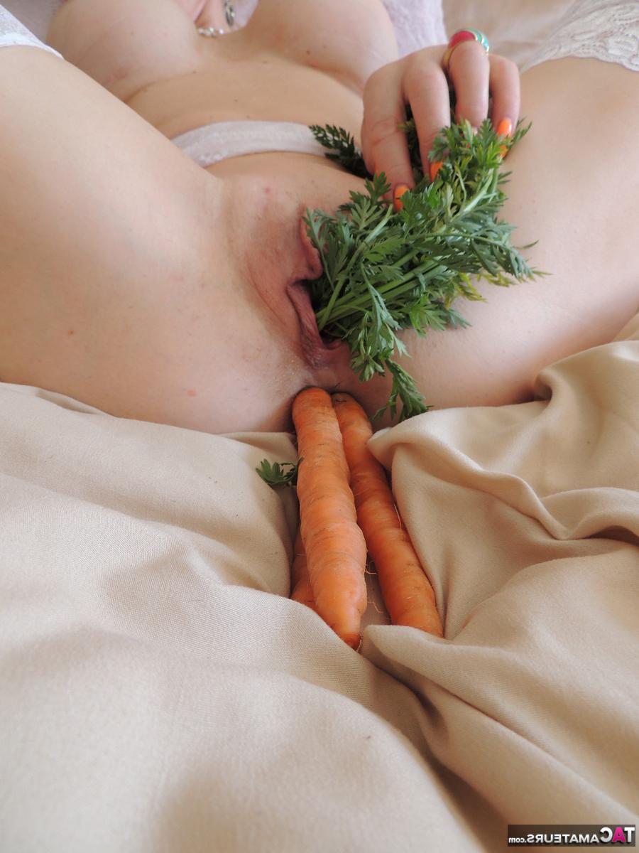 16P Emerald, une blonde plus âgée, fourre sa chatte et son trou du cul pleins de légumes.