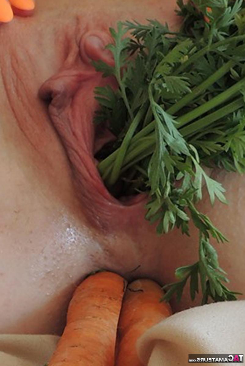 16P Emerald, une blonde plus âgée, fourre sa chatte et son trou du cul pleins de légumes.