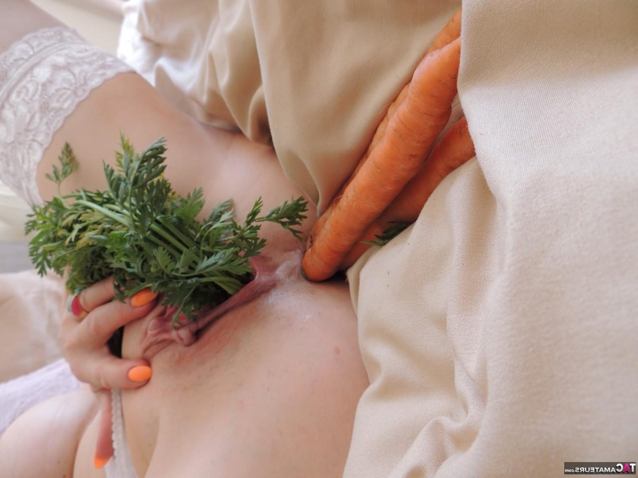 16P Emerald, une blonde plus âgée, fourre sa chatte et son trou du cul pleins de légumes.