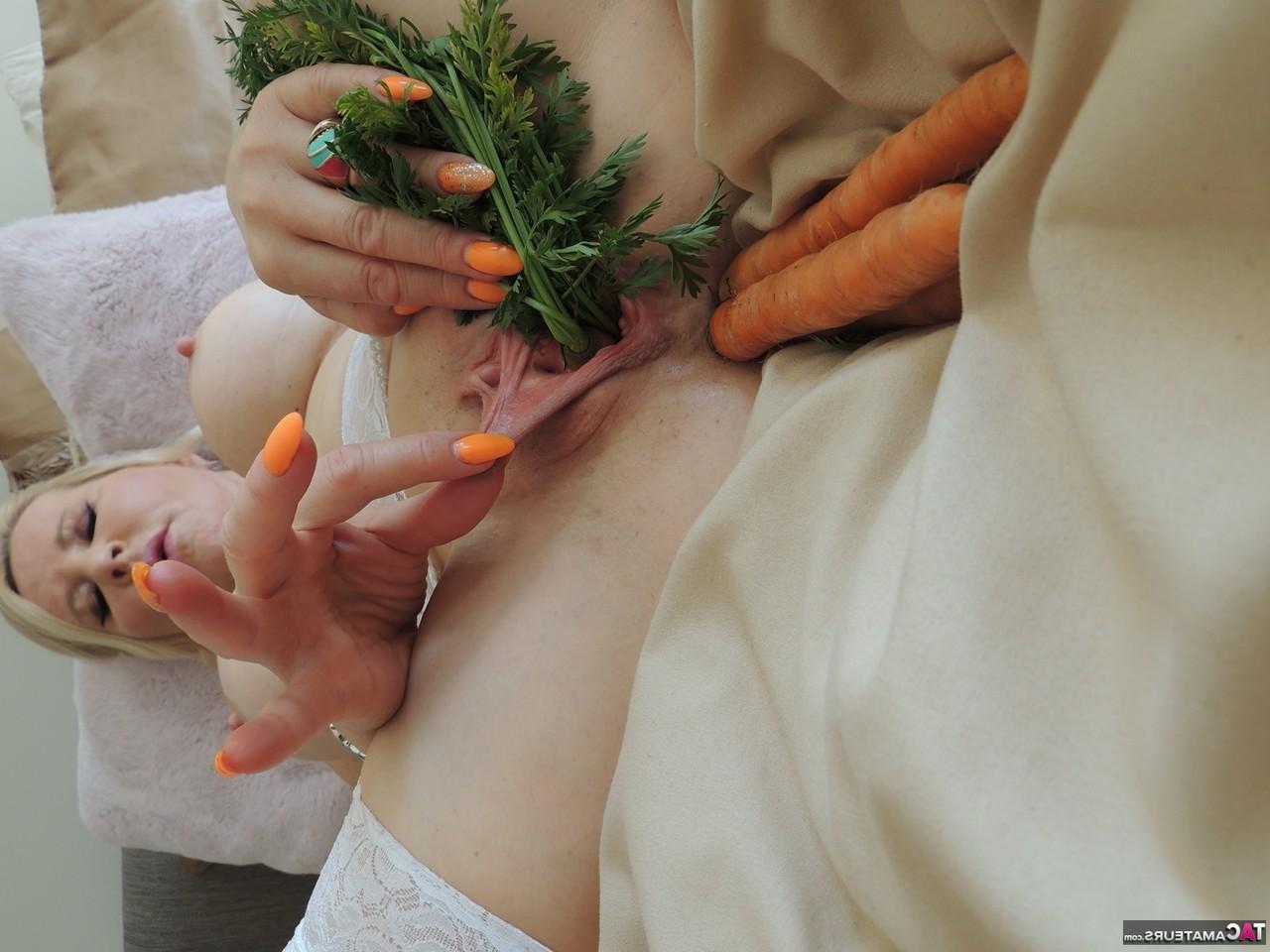 16P Emerald, une blonde plus âgée, fourre sa chatte et son trou du cul pleins de légumes.