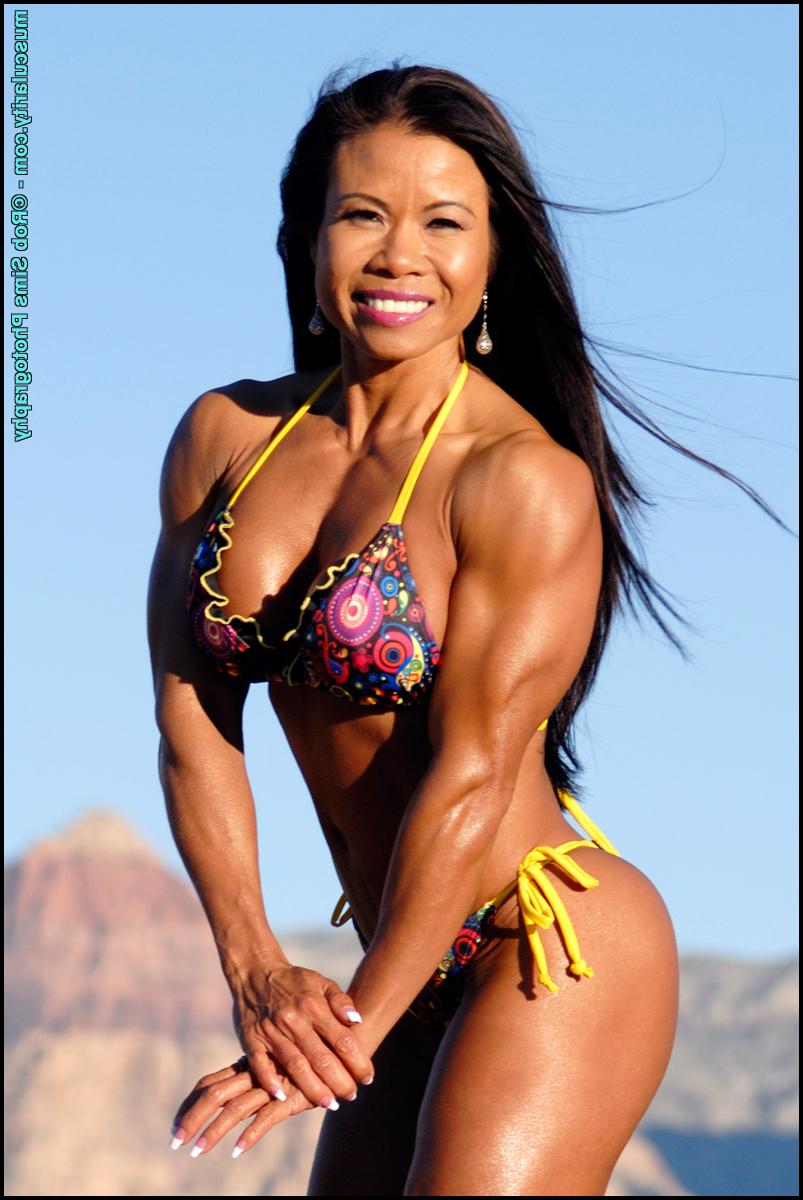 15P Der asiatische Bodybuilder Loan Leonard posiert im Bikini vor einer Bergkette