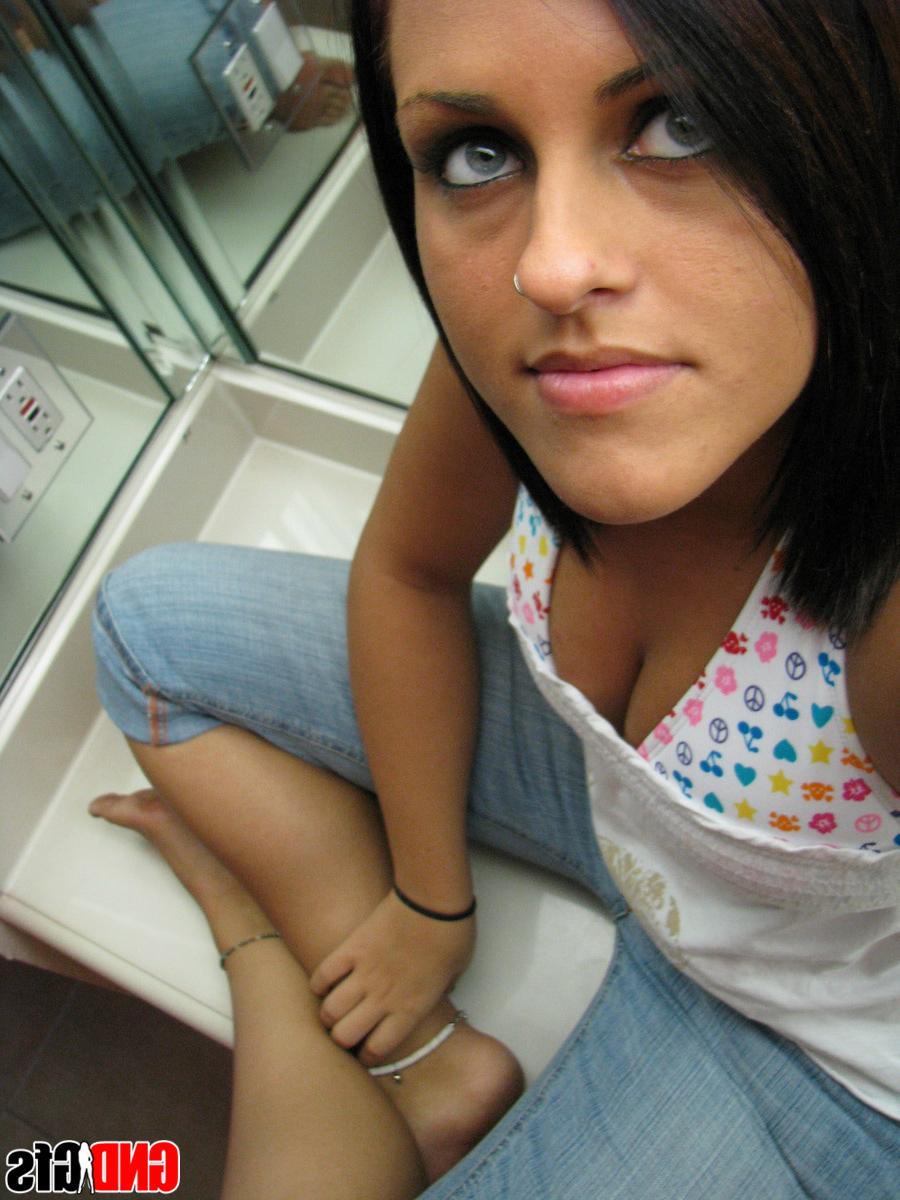 12P Garota amadora com olhos marcantes tira fotos seguras para o trabalho