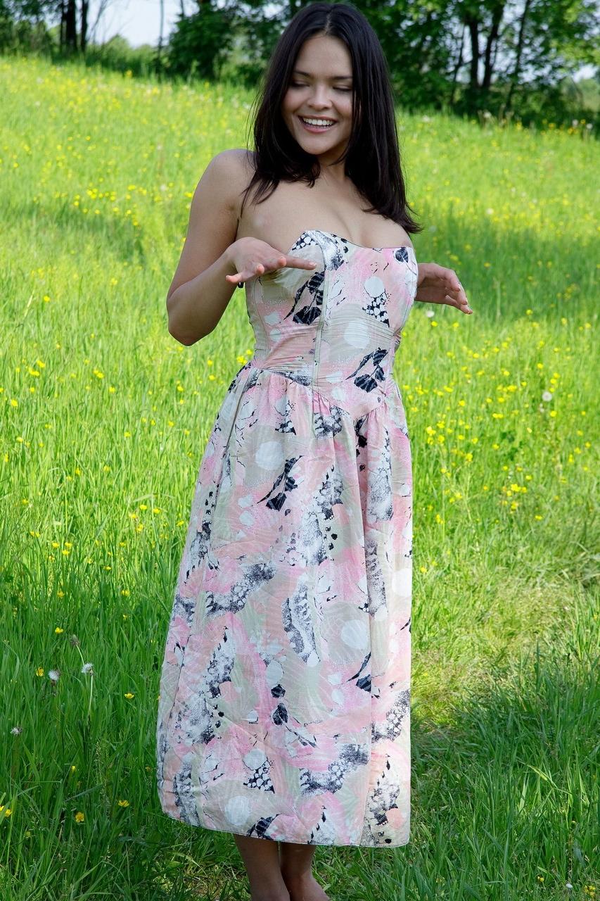 20P Abigail, une femme aux cheveux noirs et aux jolis seins, se frotte le vagin en plein air.