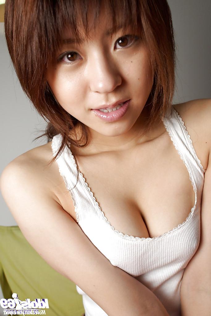 13P La guapa asiática haruka tsukino se quita las bragas en la cama