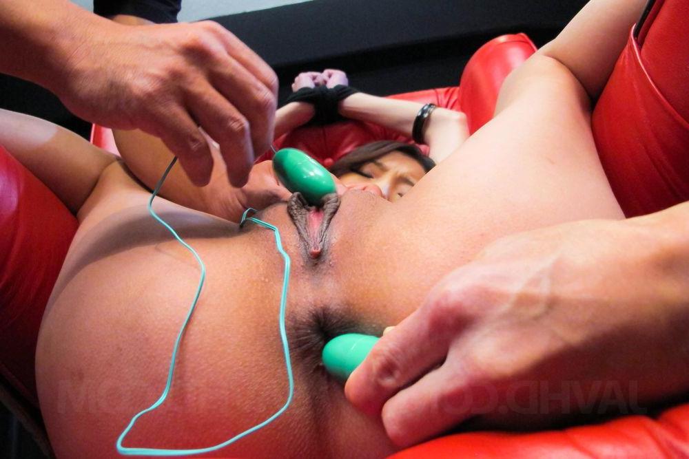 16P Das nackte japanische Mädchen Ibuki wird von ein paar Männern mit Sexspielzeugen masturbiert