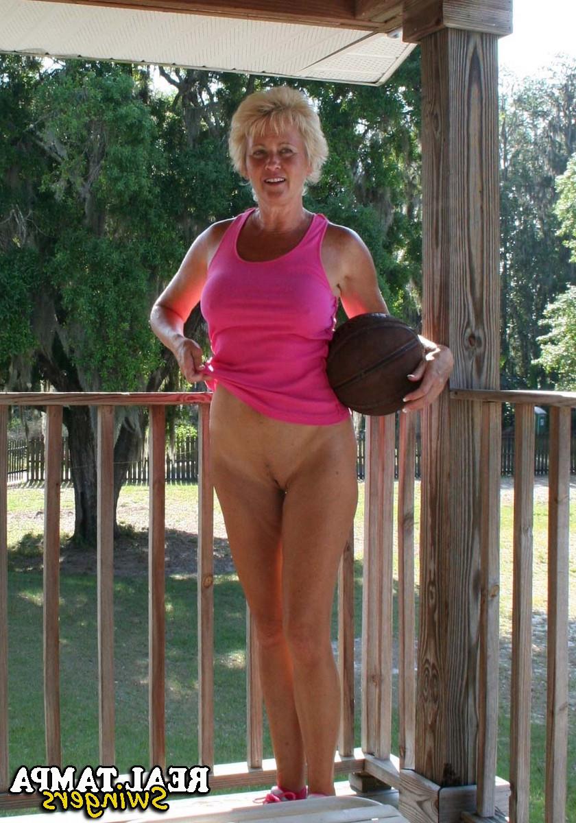 20P A madura Tracy Lick mostra seus lindos peitos enquanto joga nua com uma bola de basquete