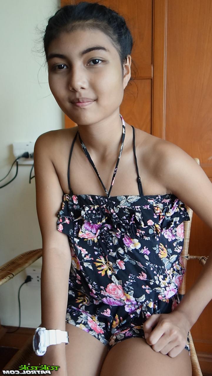 20P La pequeña asiática Pauw se quita el vestido y hace alarde de sus tetas y su gatito peludo