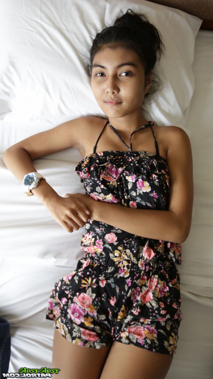 20P La pequeña asiática Pauw se quita el vestido y hace alarde de sus tetas y su gatito peludo
