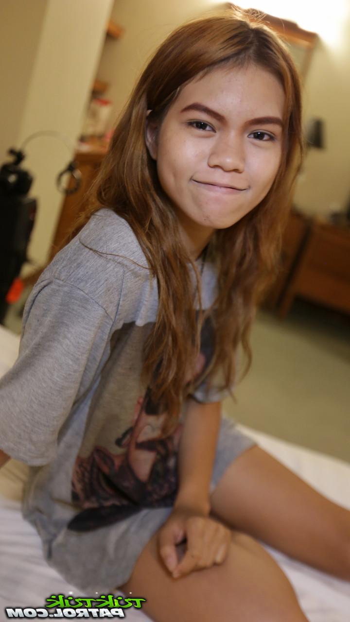 20P 小柄なアジア人美女ムエがセクシーなストリップショーの後にハメ撮りハードコアセックスを楽しむ