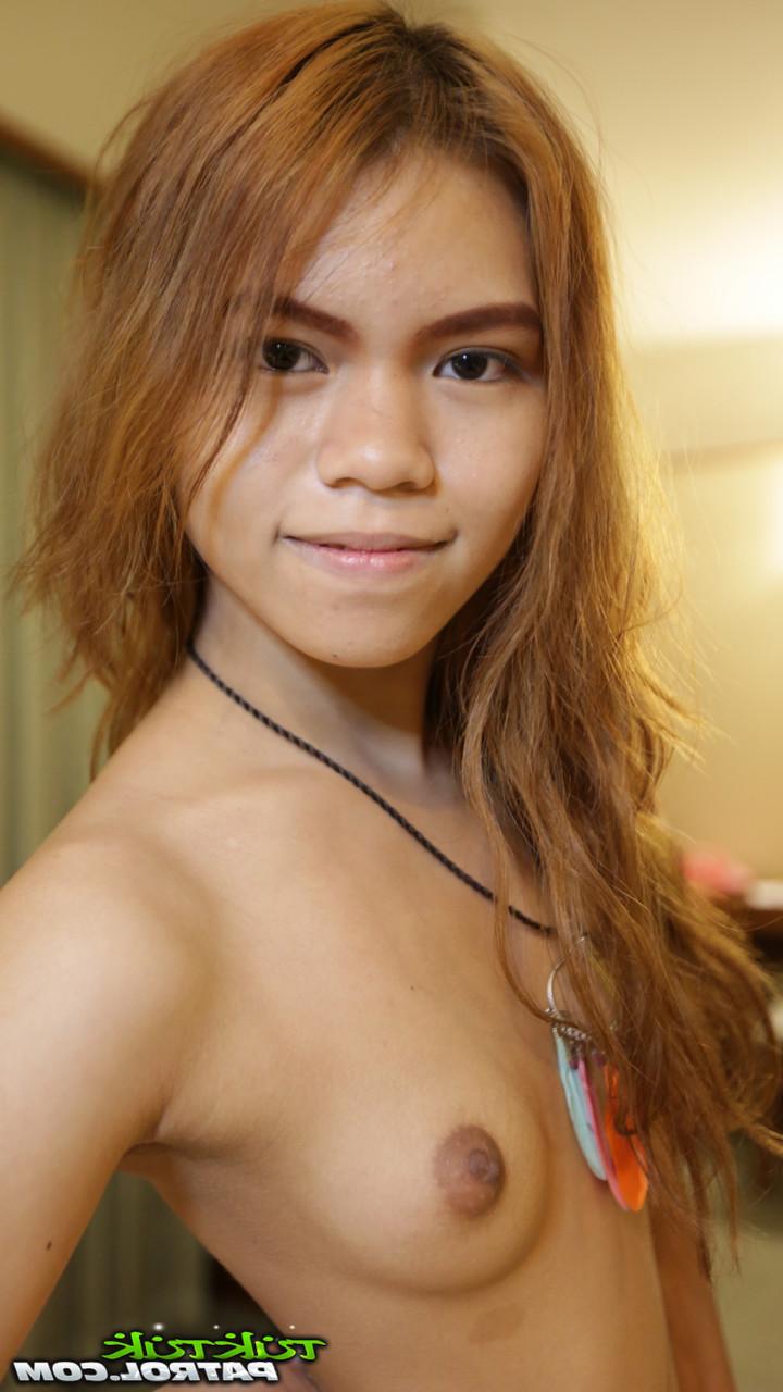 20P 小柄なアジア人美女ムエがセクシーなストリップショーの後にハメ撮りハードコアセックスを楽しむ