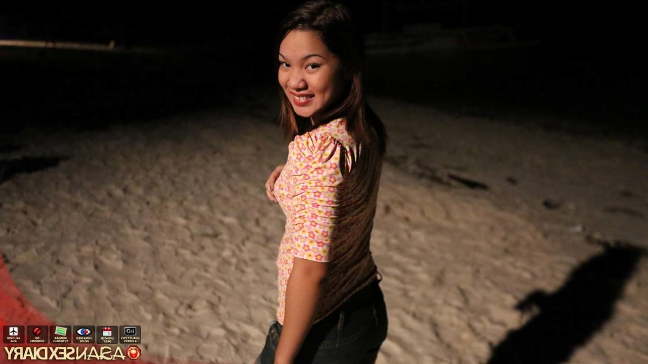 15P Zierliches asiatisches Mädchen mit kleinen Titten und gestutztem Busch macht PTM mit Sextouristin