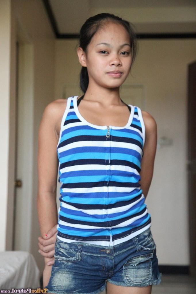 19P La fileuse thaïlandaise à peine légale Arcel fait ses débuts de mannequin nue