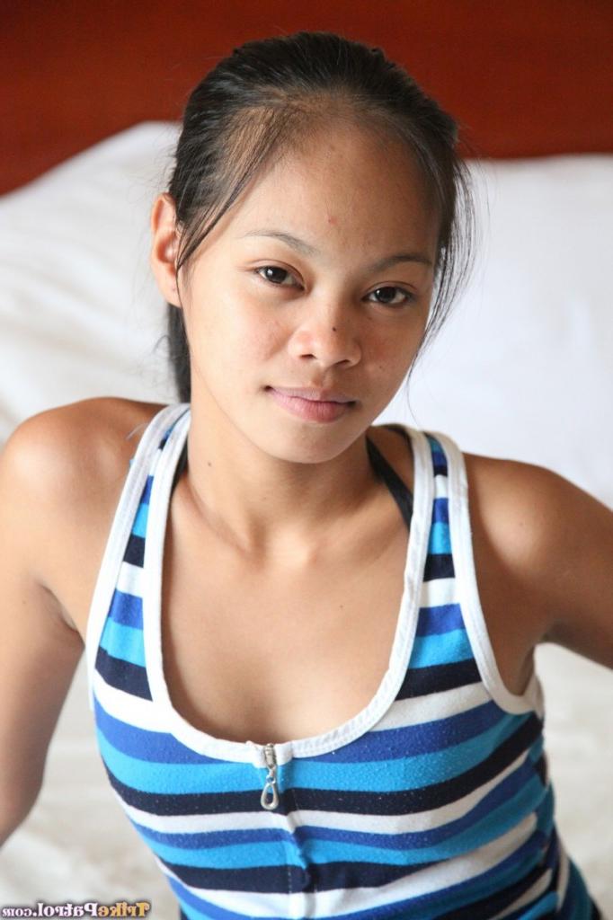 19P La fileuse thaïlandaise à peine légale Arcel fait ses débuts de mannequin nue