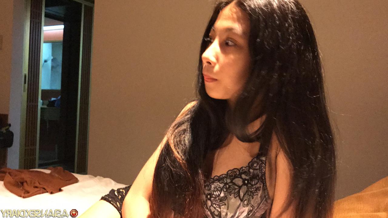 20P A linda gata Soe mostra sua buceta peluda de perto na cama