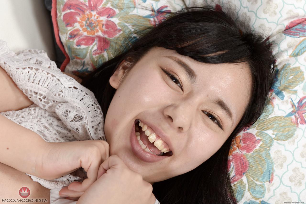 20P A bela japonesa Yukina Kaname lambe os próprios dedos dos pés e espalha sua boceta peluda