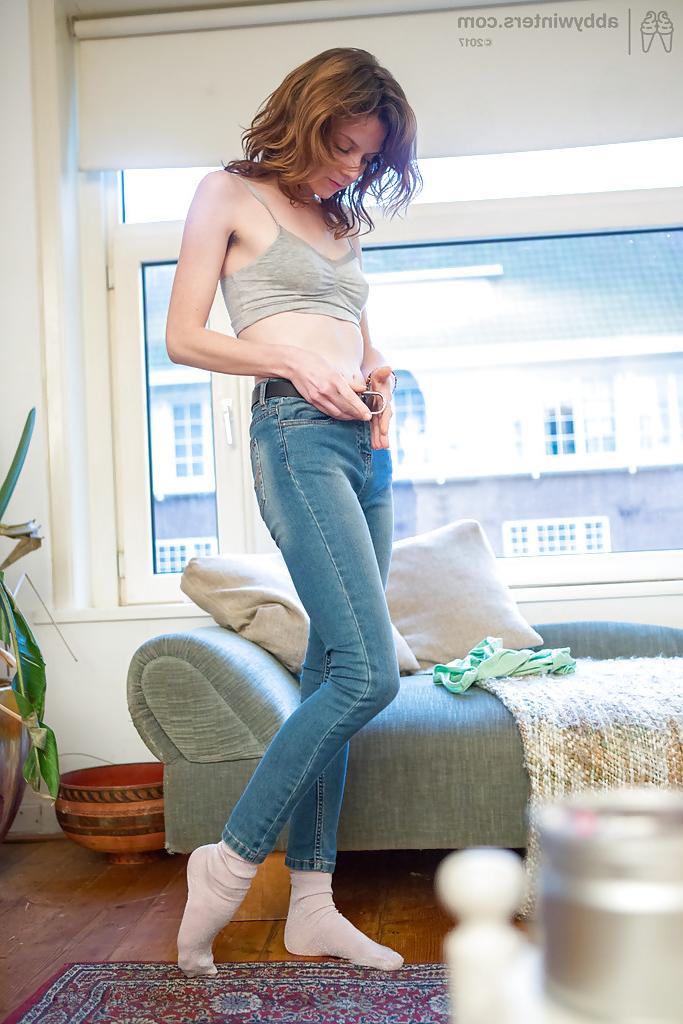 16P Amateurküken mit haariger Muschi Victoria J zieht vor versteckter Kamera ihre Jeans an